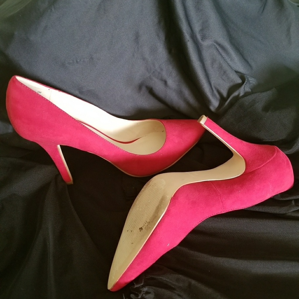 Red pumps